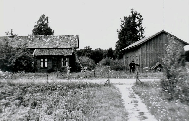 Så här såg gården ut i slutet på 60-talet, då Artur med moped besökte Dagsmark och inspekterade stället.