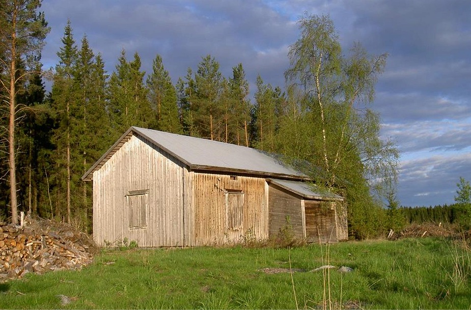 Här den gamla gården fotograferad 2003 från Lillsjölidvägen