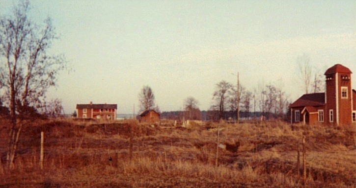 Den här bilden från 1970 talet visar Storfors elverk till höger. Några år tidigare hade det tagits ur bruk, troligtvis i mitten på 60-talet. I det speciella huset till vänster bodde en av elverksskötarna som kallades Kionas-Ivar men som på riktigt hette Ivar Söderholm och var gift med Vilhelmina. Foto: Stig Björs. 