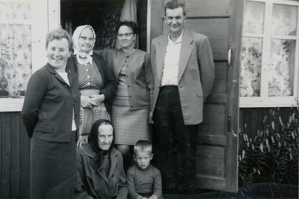 Här ser vi Alma sittande på trappan hos sin syster Alvina Rosenback på Brobackan. Den unga pojken är Trygve Mannfolk, damen till vänster är Dagny Mannfolk och till höger står Else Gullmes och Egil Mannfolk. Fotot från 1968.
