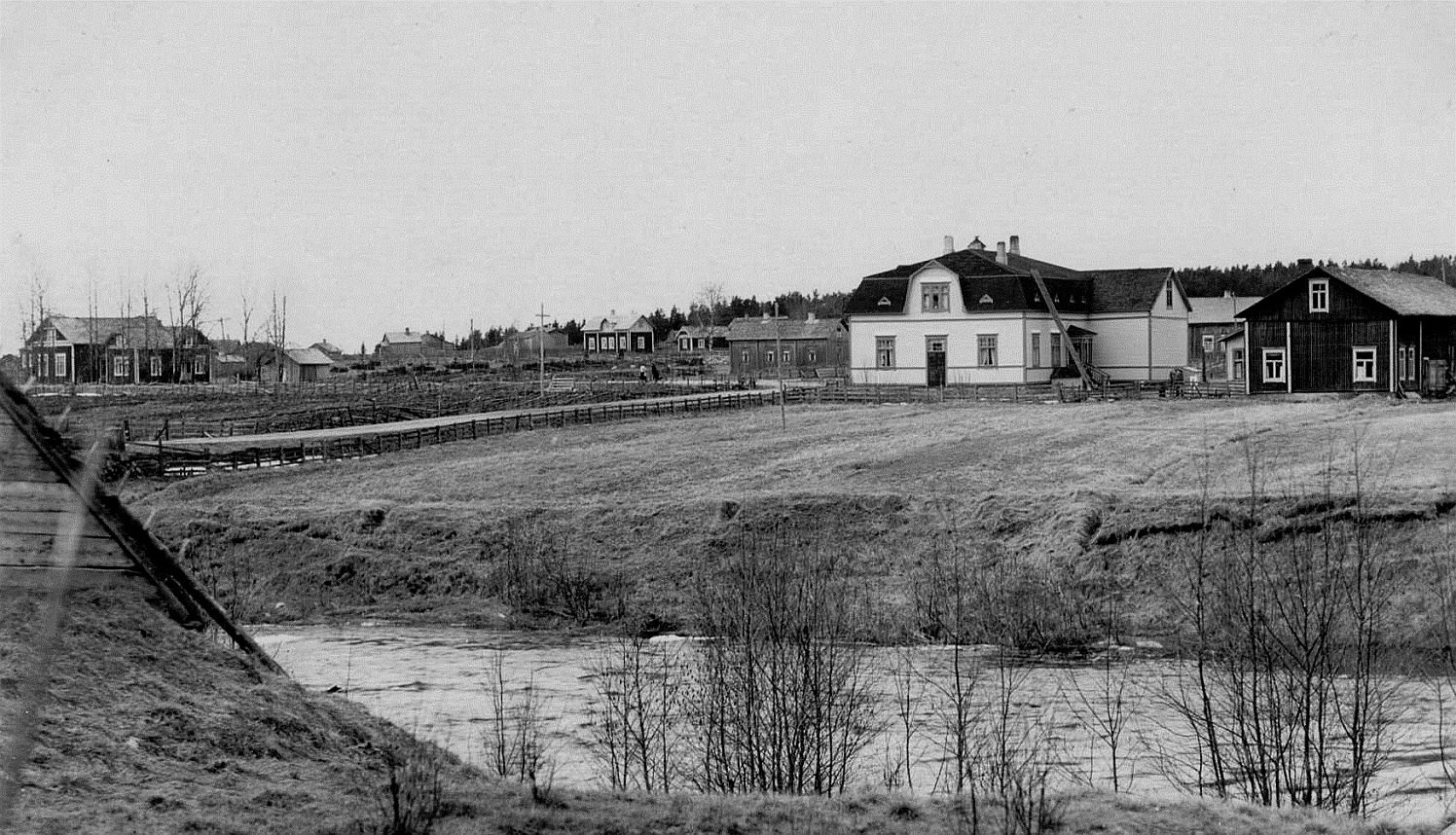 På detta foto som är taget från Brobackhållet, så syns det litet av taket på sågkvarnen i Verkforsen.