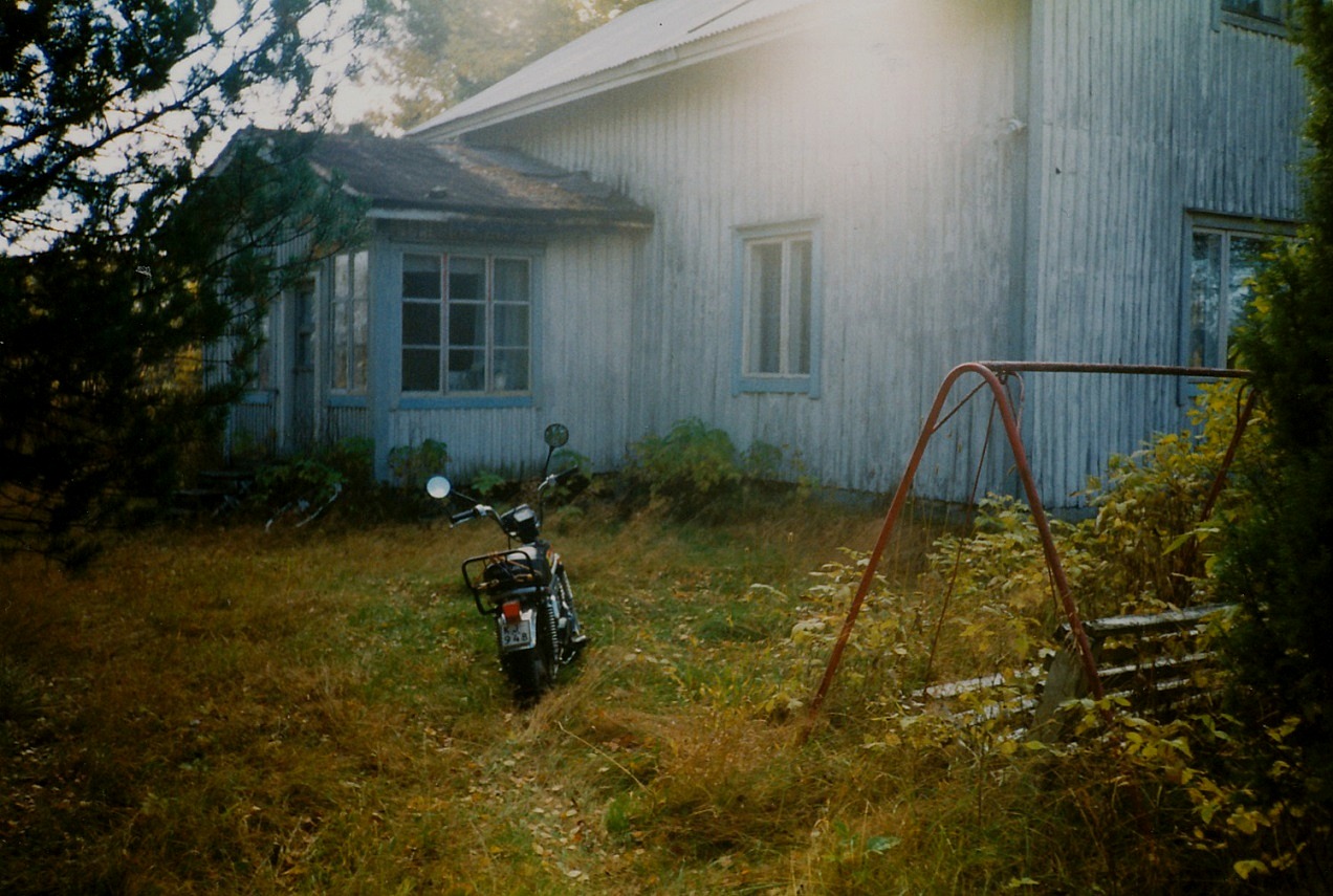 Arvids och Alices hus från norr just före rivningen på 1990-talet. Foto: John Backlund.