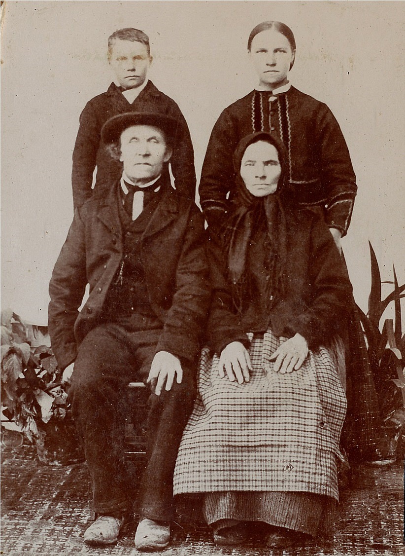 På fotot ”Lill-Skräddarin” Josef Storkull, senare Klemets med sin hustru Anna Caisa. I bakgrunden två av barnen.