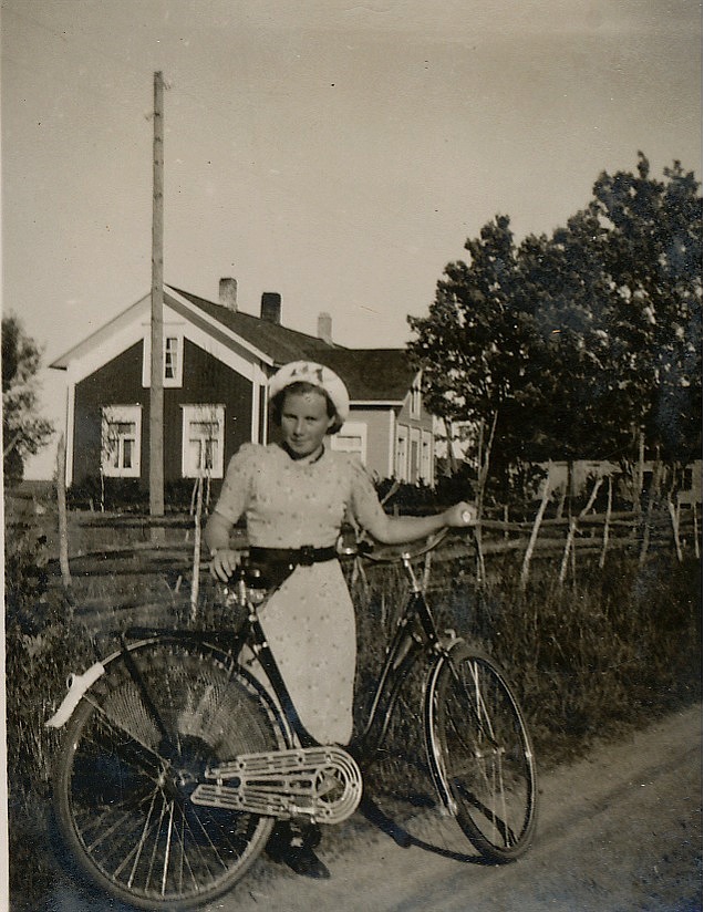 Här Dagny Mannfolk med cykel utanför hemgården.