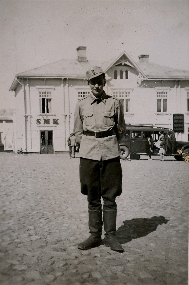 Soldat Egil Mannfolk på det kullerstenslagda Salutorget i Kristinestad.