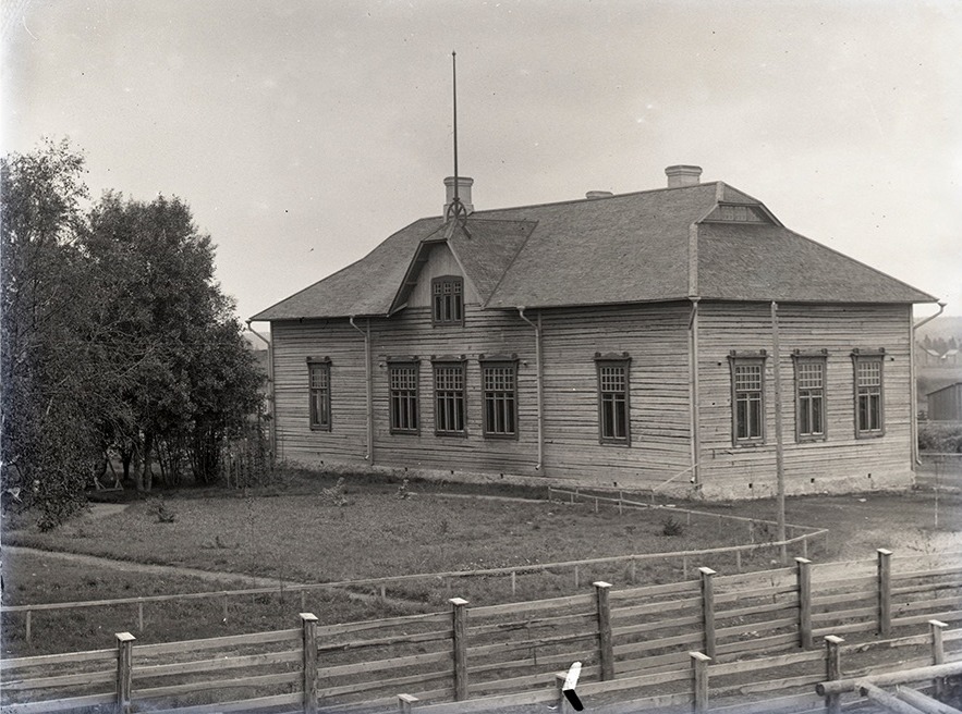 Här Viktor Nylunds eget foto av den nybyggda folkskolan i Dagsmark, som invigdes år 1909. Som byggmästare anlitade han sin egen bror, byggmästaren Emil Storkull.