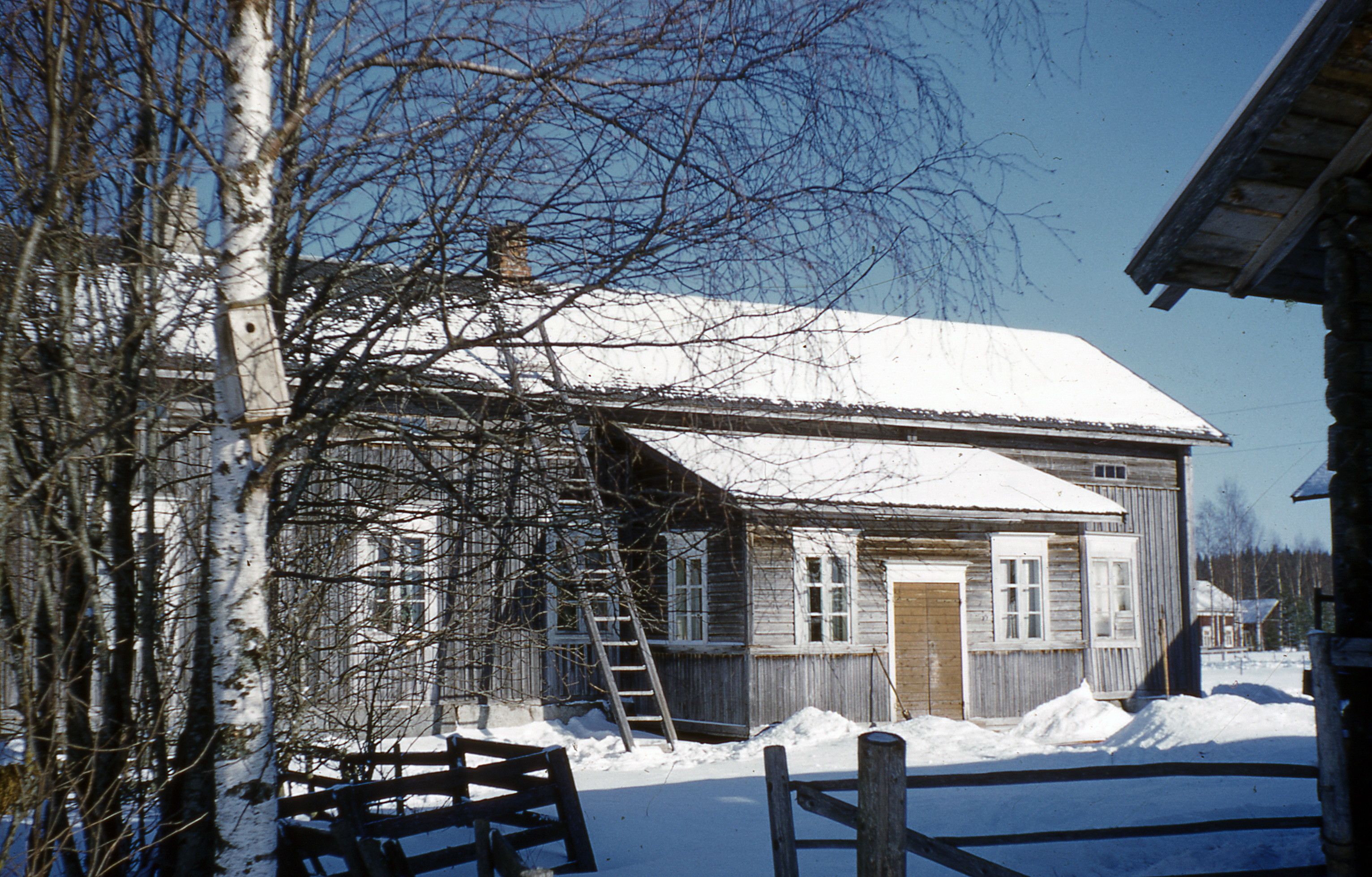 I den här gården i Lillsjö bodde Anna Åberg. Fotot taget av läraren Nils Bergman.