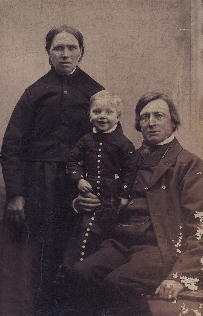 Den ovanligt glada pojken på bilden är Artur Mitts, här fotograferad tillsammans med sin farfar Henrik och farmor Lena Sofia.