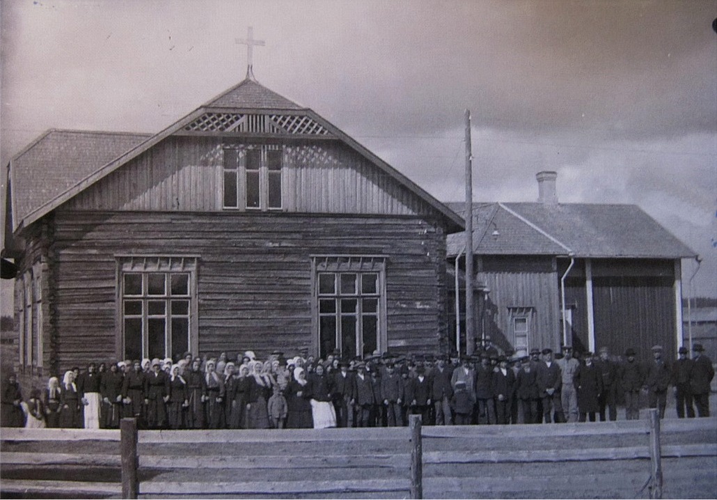 Det var säkert fullt i det nya bönehuset då det invigdes 1915. Man kan anta att folket på fotot tyckte att det var en stor dag då de fick egna, ordentliga utrymmen för sina tillställningar.