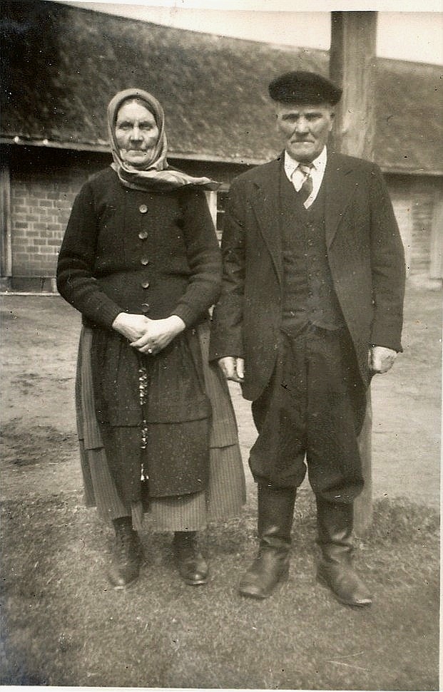 Fia var syster till Blomkvistas-Mina (1874-1954) och här är hon fotograferad på Minas gårdsplan tillsammans med Erik Johan. Fias bror Viktor Carlsson (1885-1959) flyttade till Amerika och en annan bror till Ryssland. 