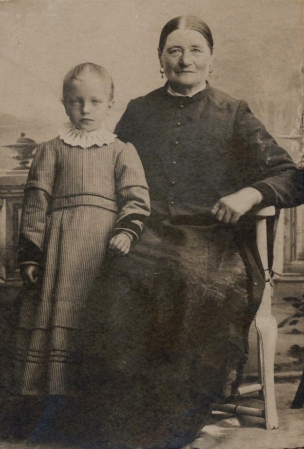 På bilden Arturs syster Amanda Emilia som flyttade till mormor Karolina Äbb.