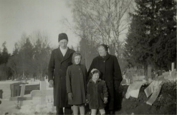 Arvid Lillkulls mor Anna Kajsa (f.1876) dog år 1958 och här ser vi Arvid och Alice med döttrarna vid begravningen.