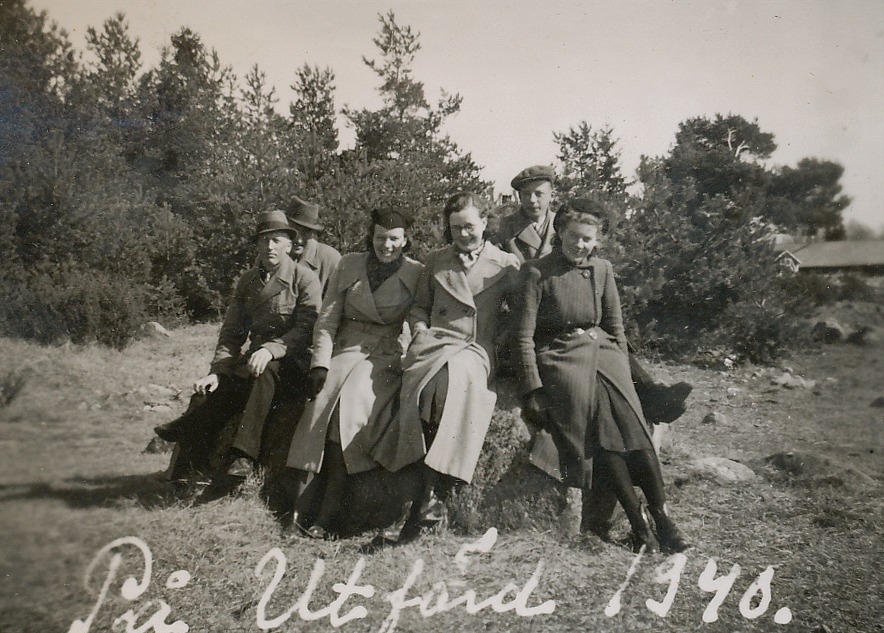 Här en grupp ungdomar som är på utfärd år 1940. Arvid lite skymd till vänster och stenen de sitter på finns väl bakom Lid där Haga. Foto Artur Lövholm.