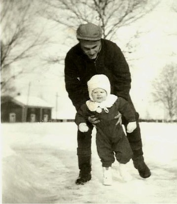 På foto där Karl Hammarberg står med sonen John så syns gården i bakgrunden.