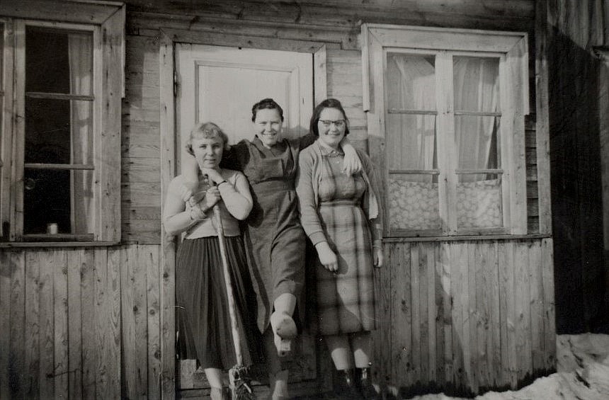 Från vänster Hultkvist Marita gift Ingves, Ellen Ånäs och Ruby Storkull.