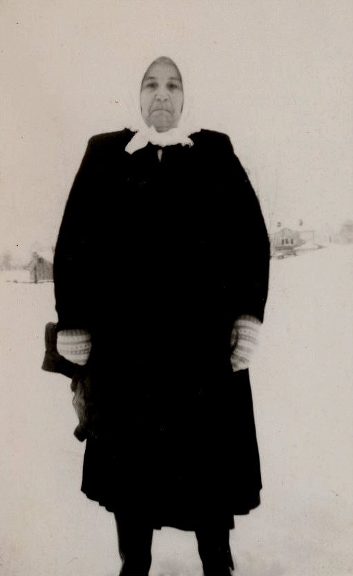 "Isakas-Manda" föddes 1889 som Maria Amanda Lång och hon var dotter till Johan Henrik Lillsjö (1847-1905) och Karolina Esaiasdotter Korsbäck (1851-1934). De var först torpare på Lillsjö hemman och sedan på Lång. Manda dog 1969.