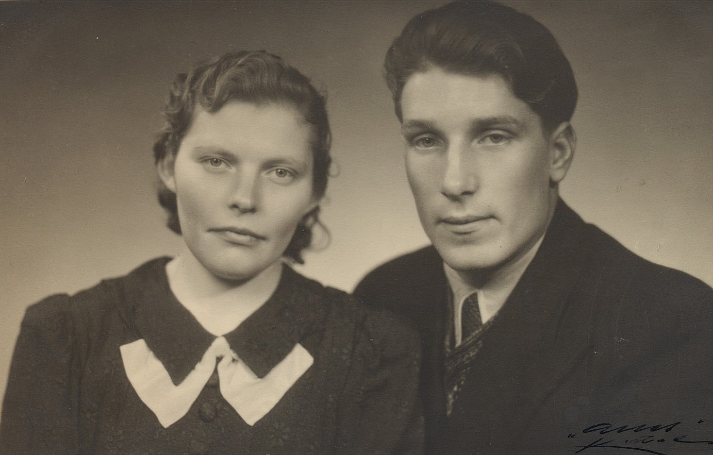 Anna Åberg (1920-1994) som 1943 gifte sig med Alvar Hammarberg (1922-1988) men de skilde sig efter ett par år och Alvar flyttade då till Åland. Alvar var son till "Motta-Kalle", alltså Karl Hammarberg.