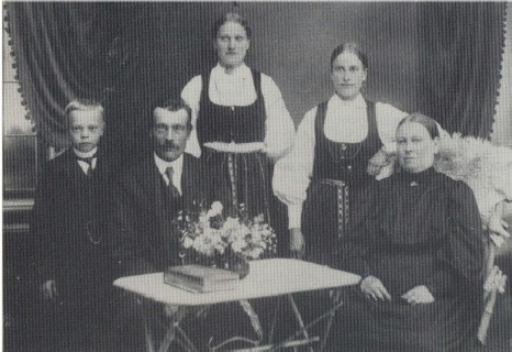 Vid bordet sitter Karl Storfors med sin hustru Vilhelmina. T.v. står sonen Otto och längre bak står döttrarna Alvina som gifte sig med Axel Klockars och bredvid henne Selma, gift Lillhannus.