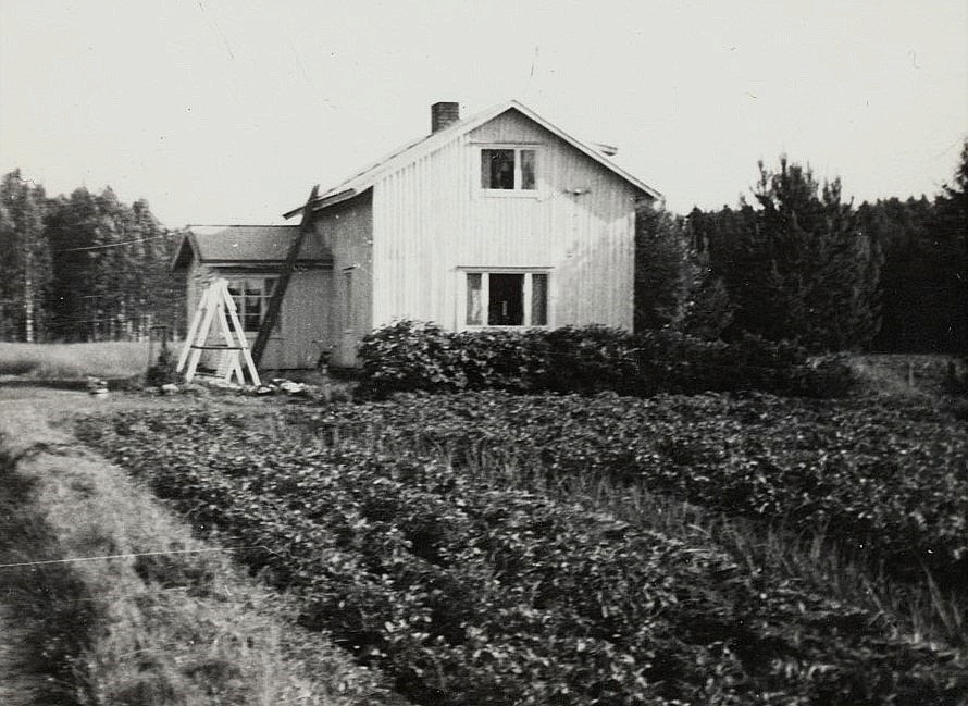 Lillkull Arvids gård fotograferad från vägen.