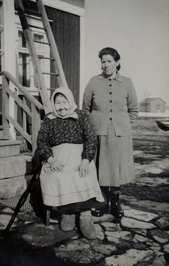 Här sitter Adelina Lindroos tillsammans med sin dotter Julia, som sedan gifte sig med Hemming Lindgård.