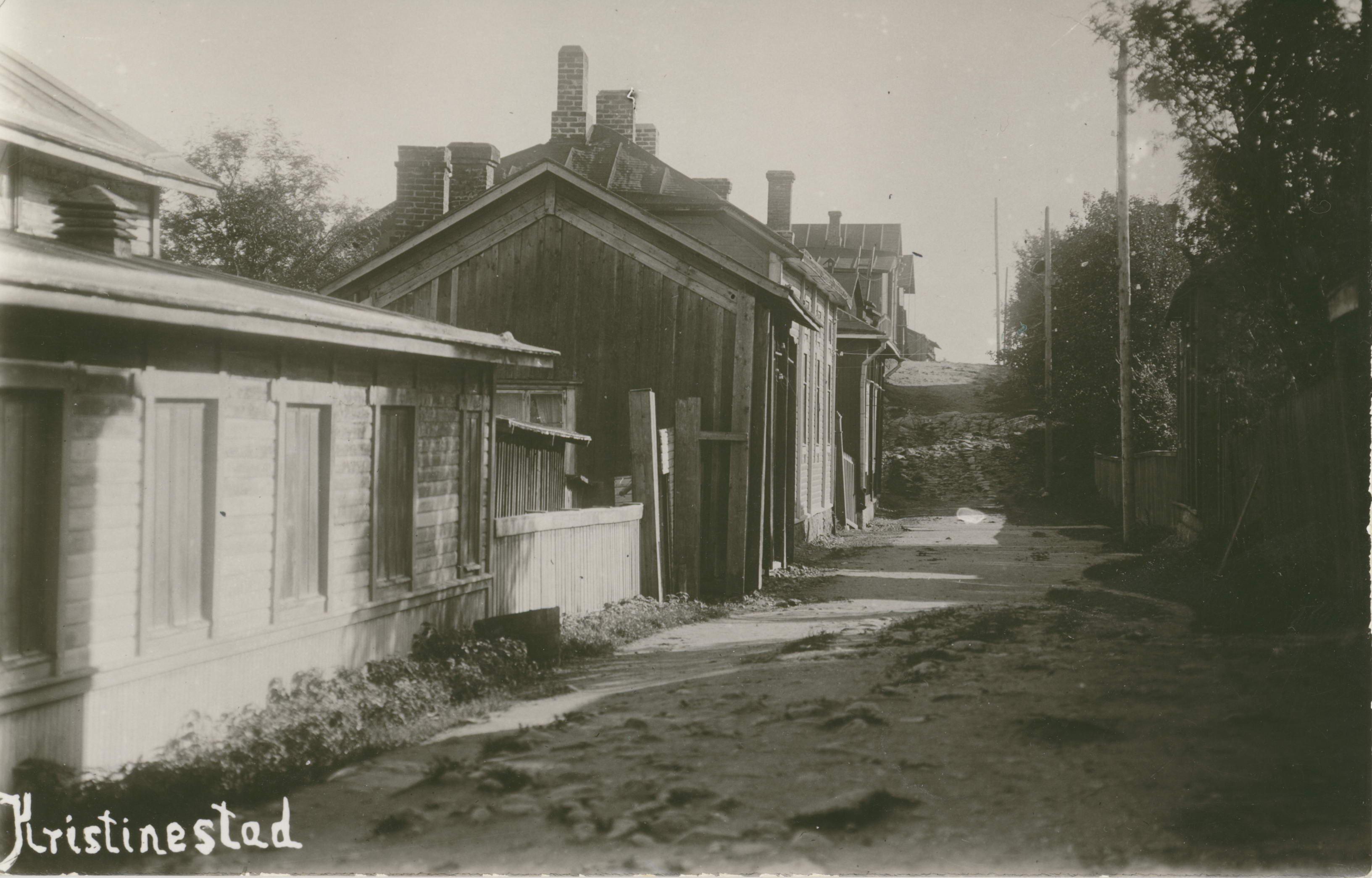 Till vänster på detta vykort från 1920-talet så ser vi en del av Ab Lumens elverk. Se också i vilket skick Staketgatan upp mot Svinåkerbacken var på 1920-talet.