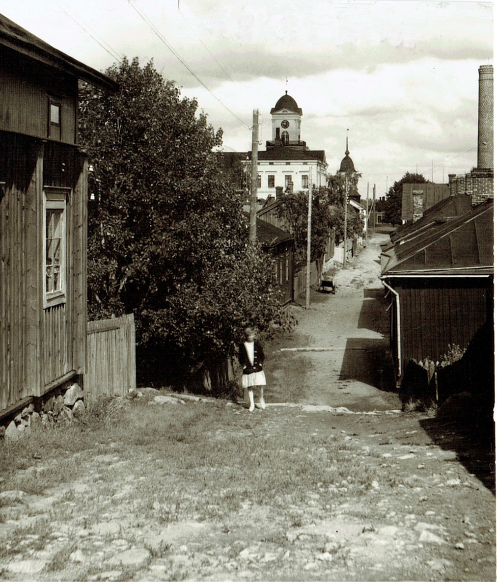 Detta foto är taget någon gång på 1930-talet på Staketgatan, uppe från Svinåkersbacken. Kraftverkets skorsten syns till höger i bilden. 