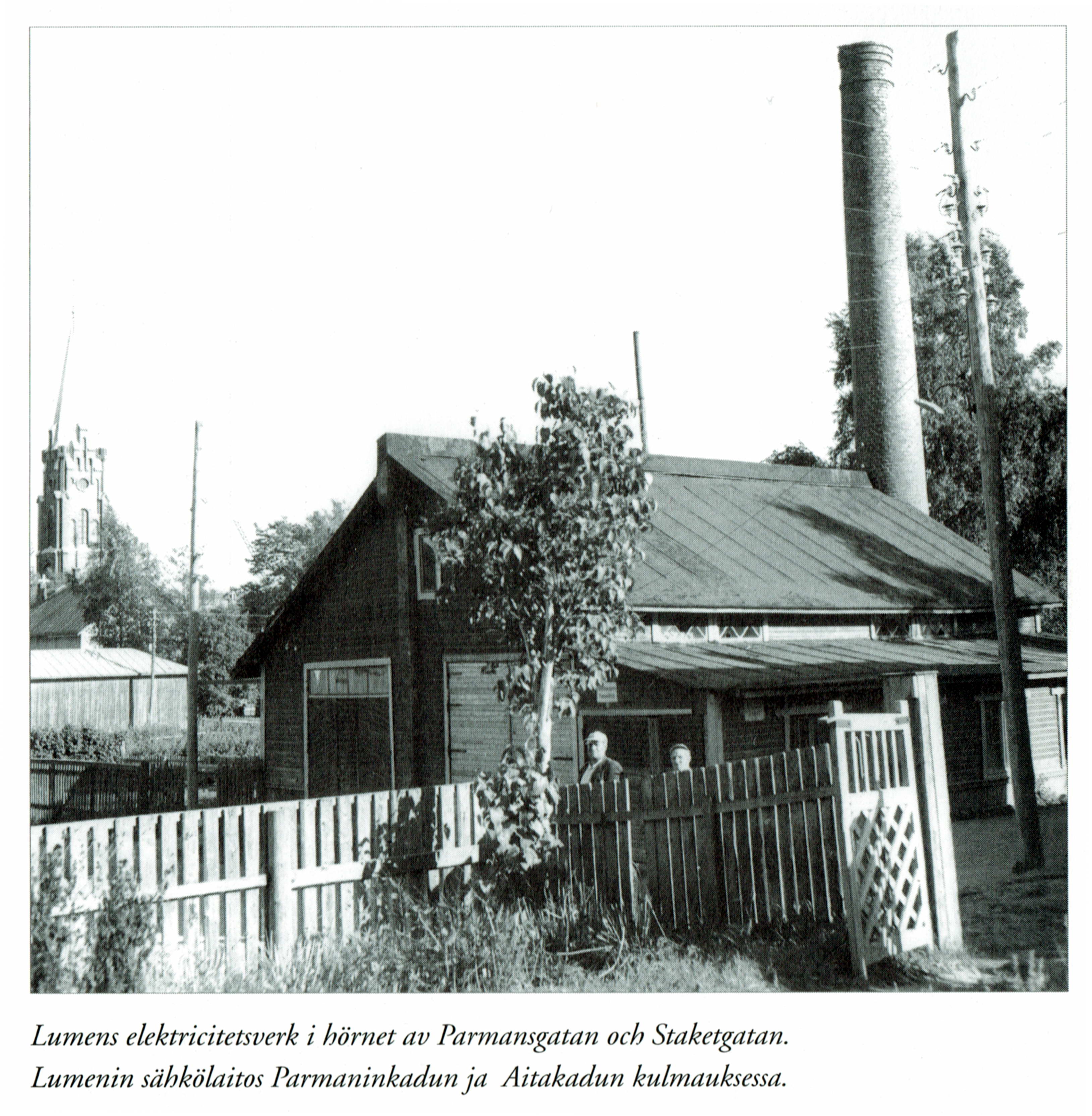 Så här såg Lumens elektricitetsverk ut på 1960-talet, där det stod i hörnet av Parmansgatan och Staketgatan. Kristinestads nya kyrka syns i bakgrunden. Fotot ur Kristinestad Sparbanks jubileumsbok.