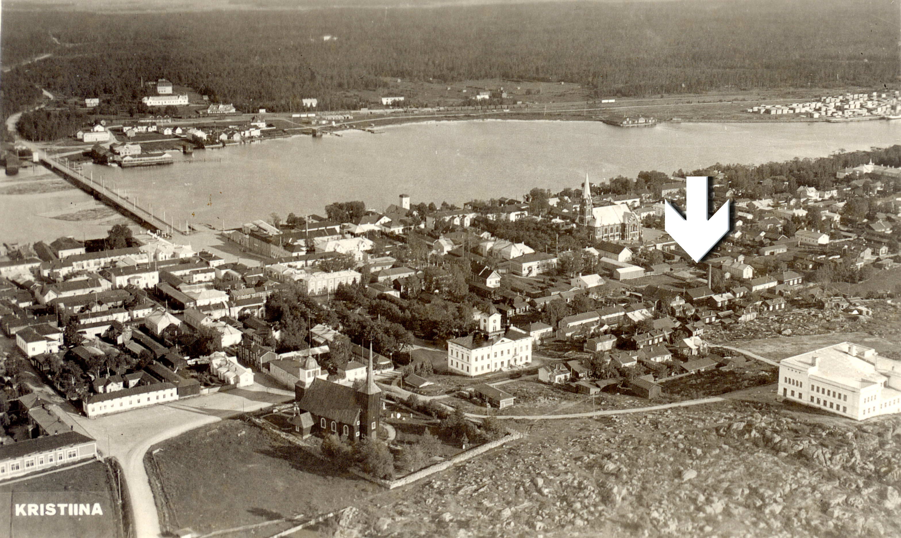 Här på Karhumäkis flygfoto från 1934 så vi var elverket var beläget.