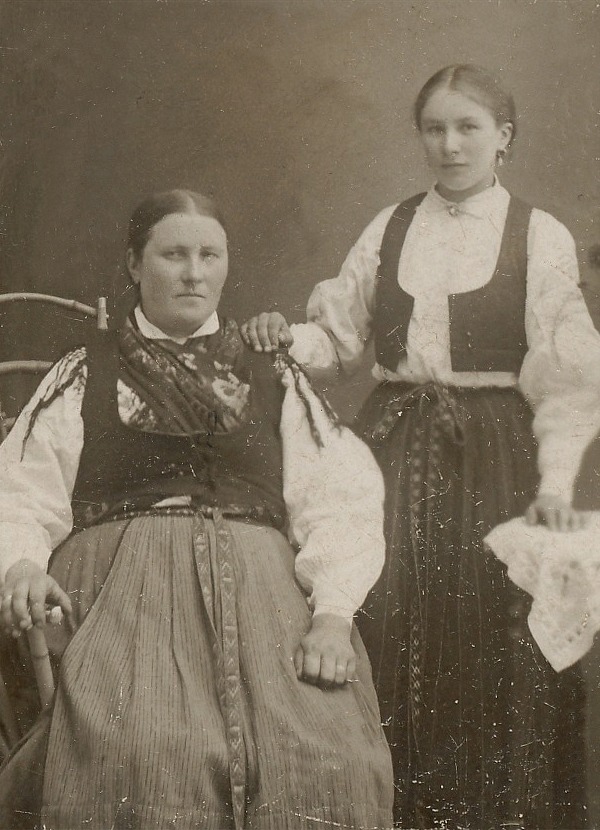 På fotot från 1913 Matilda Storfors 1870-1916 och hennes dotter Alexandra Forsgård 1894-1960. 