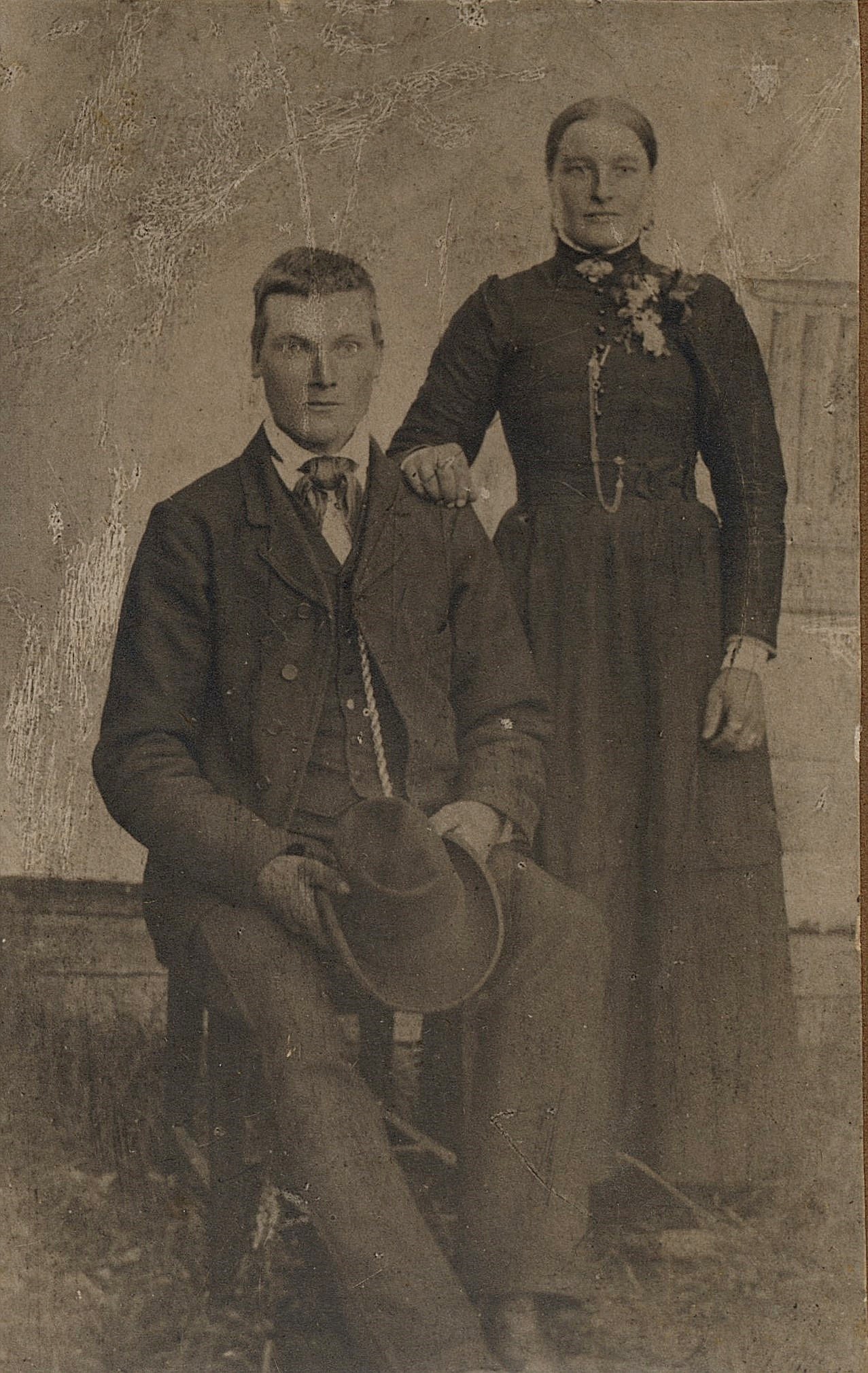 På bilden Artur Mitts pappa Karl Henrik Mitts och hans första hustru Amanda f. Äbb. Efter Amandas död emigrerade Karl Henrik till Amerika och var där i många år men återvände sedan i slutet på 1920-talet och flyttade till Kias-kroken i Dagsmark. Han kallades vanligtvis för "Viiras-Kaalhindrik".