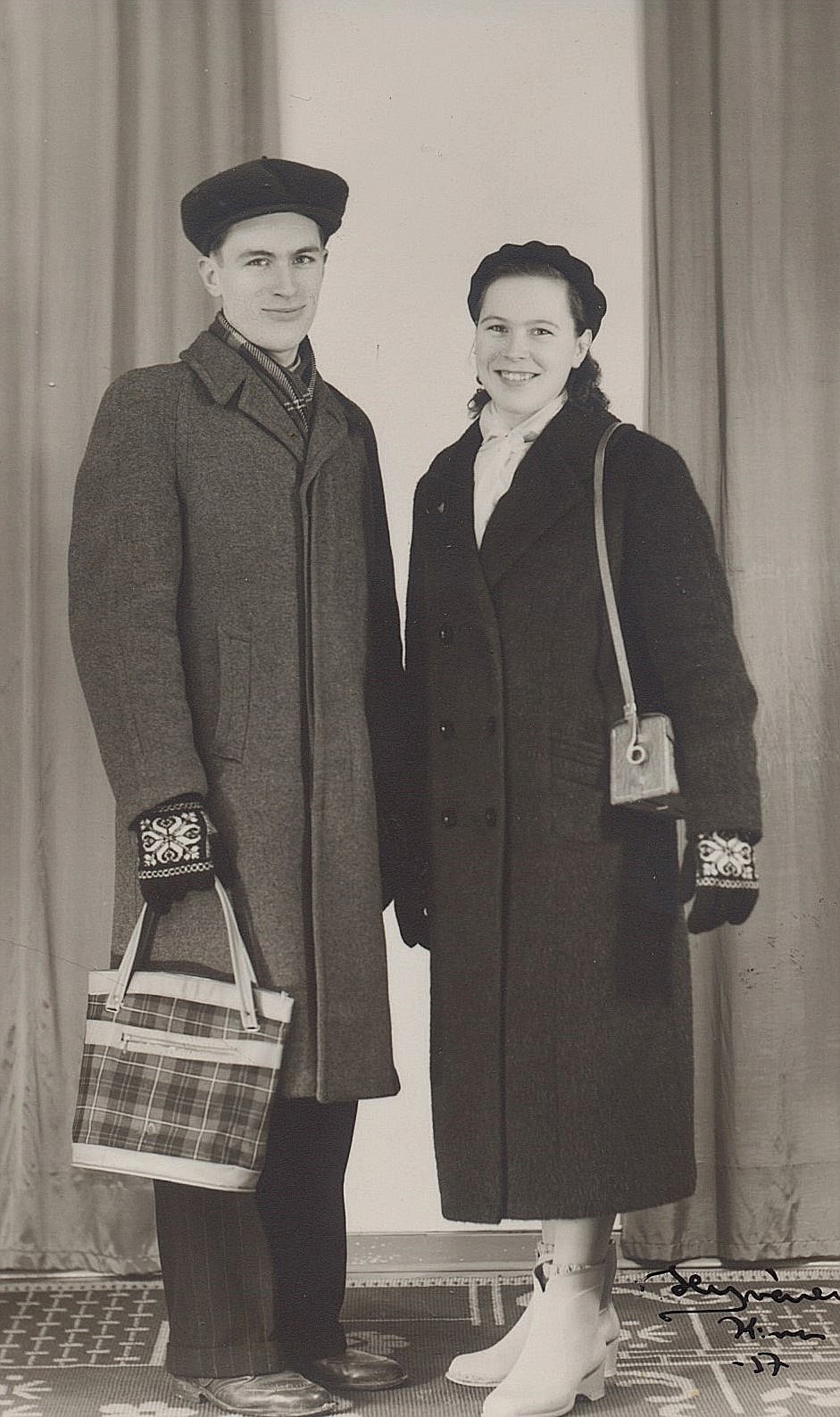 På Hyvönens foto från 1957 så står Ruben och Ellen Ånäs. Ellen har den nyinköpta kameran under armen.