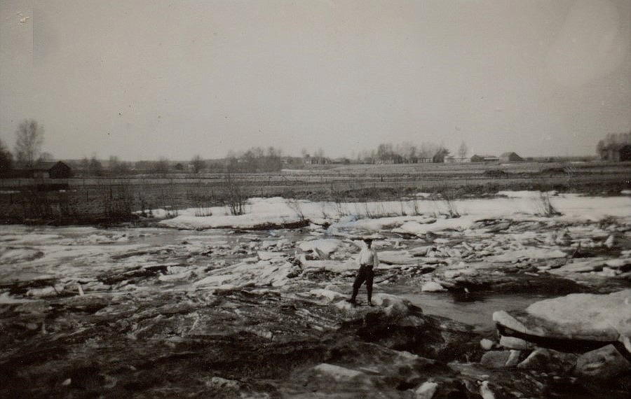 Islossningen i Gamla forsen kunde ibland innebära översvämningar i Storåkrin på andra sidan ån. Isen stockades vanligen upp av Kias-holmen som ligger till vänster utanför bilden.