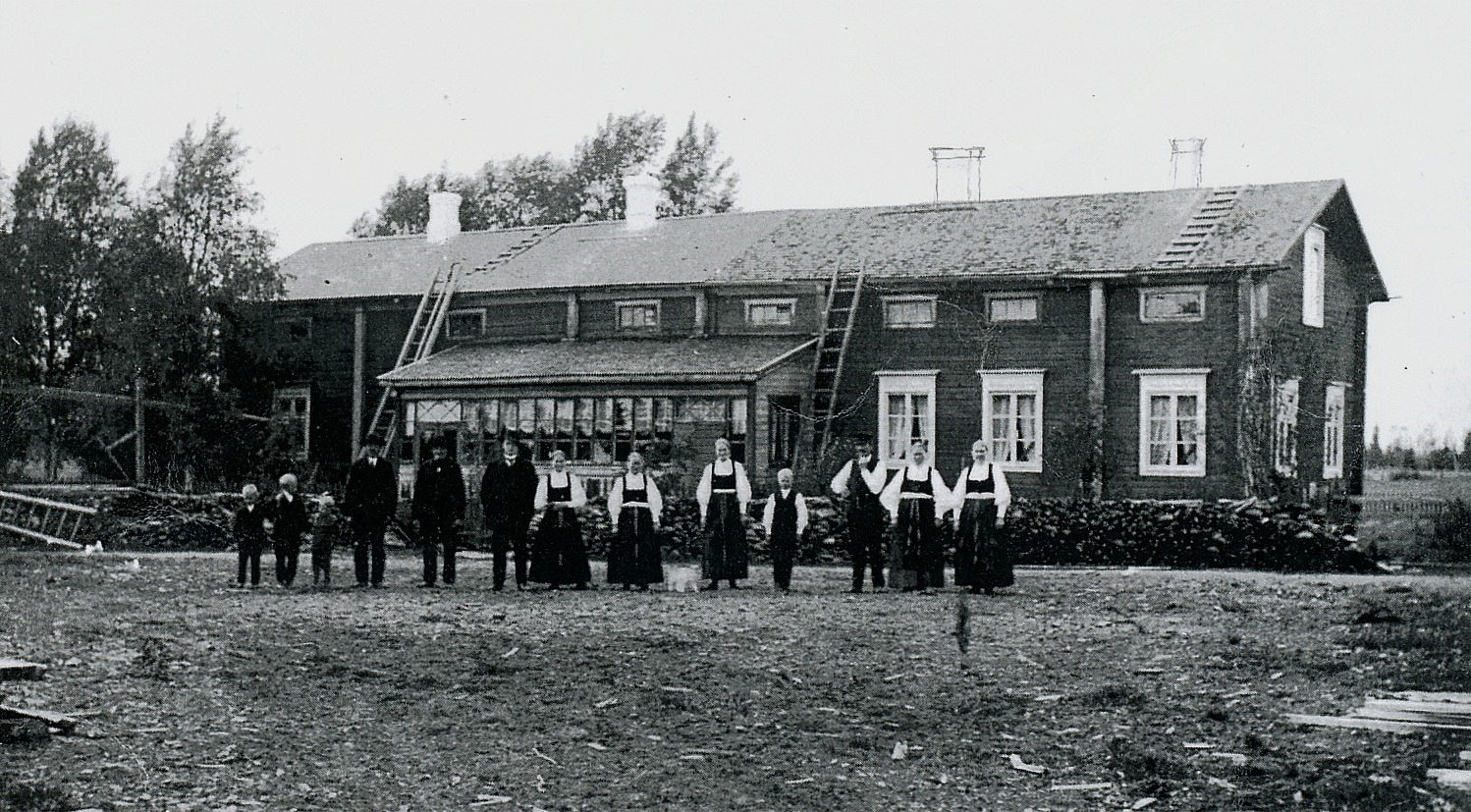 Huvudbyggnaden i Storfors år 1910. Tredje från höger står ägaren Karl Storfors med sin hustru Vilhelmina. 