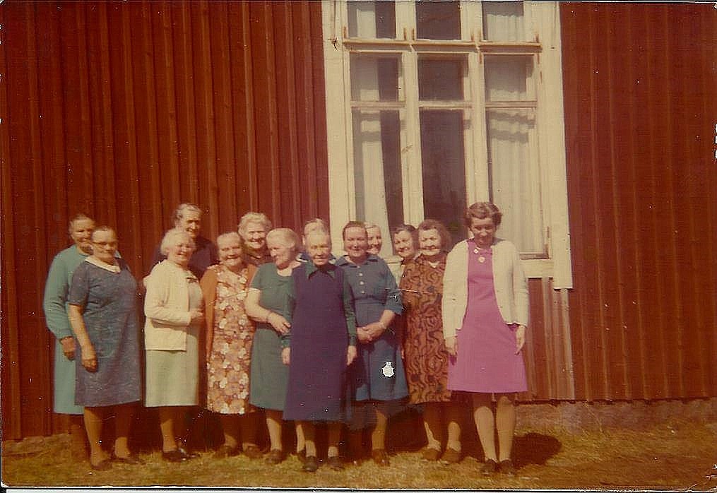 Bönehuset syföreningsdamer samlade för fotografering: Från vänster: Agnes Blomkvist, Gunhild Lundell, Hulda Lindell, Hulda Löfgren, Hulda Norrgård, Guldi Lillkull, Alice Lillkull, Hilda Lillkull, lite skymd Hulda Nyholm, Signe Nyholm, Hulda Strömberg, Signe Nyström, Fina Lindfors och Ulla Lundell. Fotot taget av Aina Löfgren.