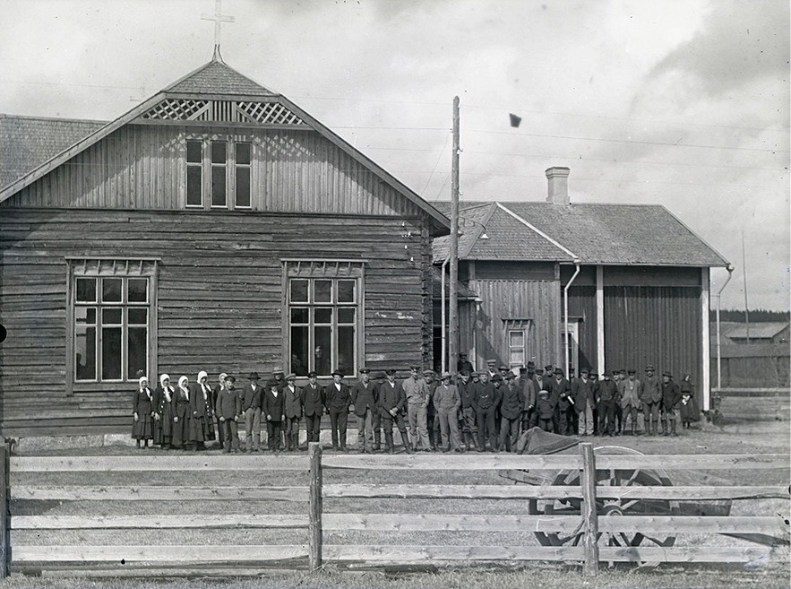 Festdeltagarna ställde upp för fotografering, som vi kan se av fotografiet här nedan så var invigningen verkligen välbesökt. Fotograf var byggaren själv, Viktor Nylund. 