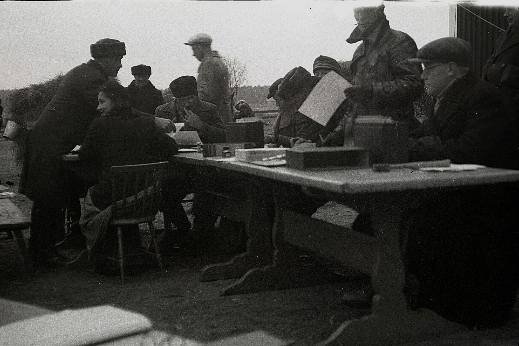Här sker själva utskrivningen och granskningen att allt är med. Vid bordsändan sitter Emil Ekman och till vänster står Erland Klockars. Foto Selim Björses år 1939.