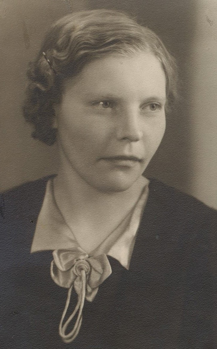 Anna Åberg (1920-1994) i unga år. Hon var dotter till Anna Sofia Hosioja (1870-1948) som var gift med Johan Henrik Åberg (1881-1951).