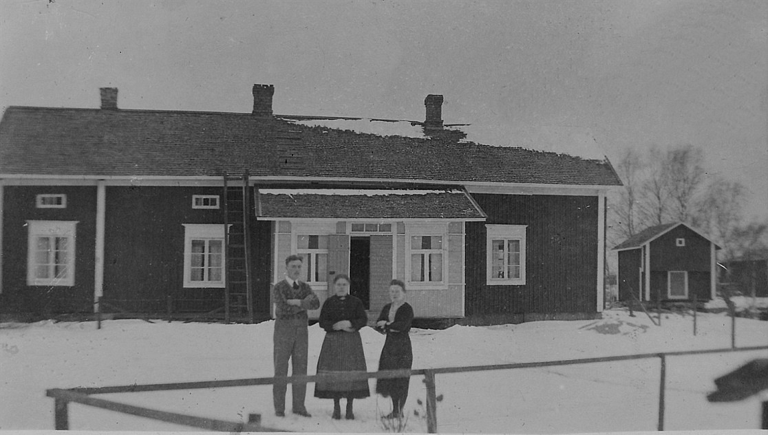 På bilden fr.v. Anselm Lillkull med sin mor Rebeck-Adelina och syster Aina, gift Löfgren. Huset fotograferat från söder i februari 1932.