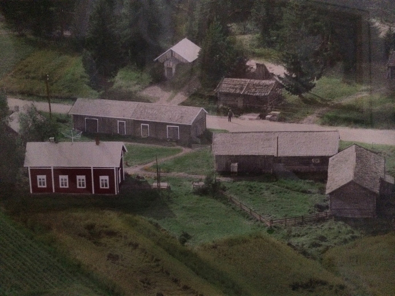 Flygfoto av Bergs gårdsgrupp på Norrviksvägen i Korsbäck.