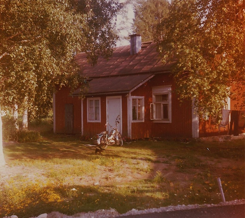 Detta foto från år 1979 då Lasse Backlund och Eva Lindbäck bodde där en sommar.