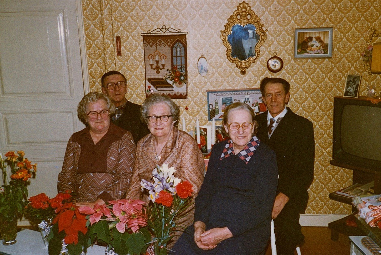 ”Pelas-Jåhans och Idas” barn samlade till födelsedagskalas. Framme från vänster sitter Julia Långfors, Hulda Löfgren och Elin Landgärds. Längst bak sitter Gunnar Lillkull och till höger Karl Lillkull.