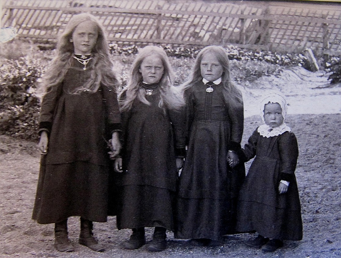 På Viktor Nylunds foto från ungefär 1917 står systrarna Lillkull. Fr.v. Hulda (1904) och följande är Elin (1906) och sedan en okänd flicka som kanske någon känner? Längst till höger står Julia Lillkull (1914).