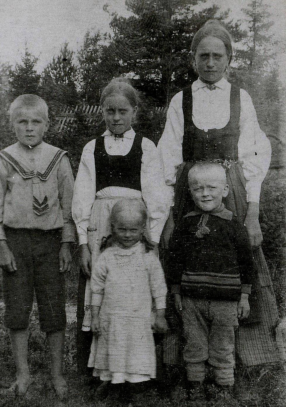 På detta Viktor Nylunds foto med syskonen Lillkull står hans son Rurik till vänster. Bredvid Rurik står Elin och Hulda och längst fram står Julia och Gunnar. Karl (f. 1923) var inte född då detta foto togs.