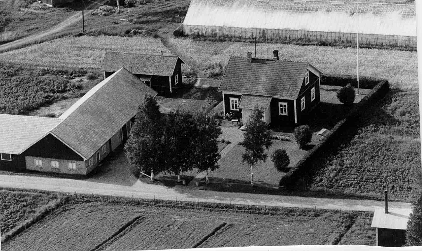 Gården som syns på flygfotot från början på 70-talet byggde Gunnar och Guldi år 1936. Uthusbyggnaden byggdes följande år och växthuset i bakgrunden byggdes i slutet på 60-talet. Hemmanet och gården övertogs sedan av deras son, som sedan har sålt hemmanet åt utomstående. 