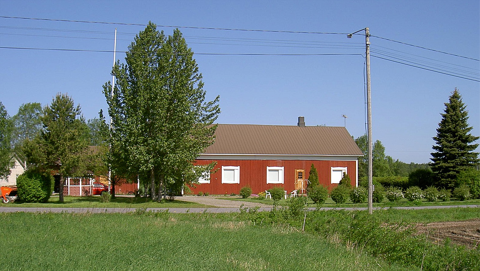 På 1980-talet byggdes gården om totalt och den byggdes i så att den då fick 2 lägenheter. Fotot taget från söder år 2003.