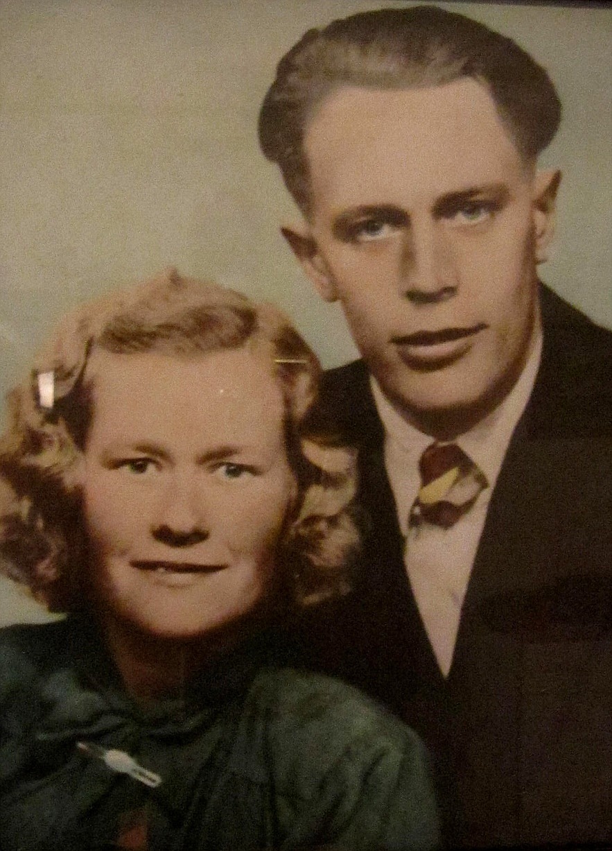 På fotot Gunhild Wikman och Karl Lillkull som nyförlovat par.