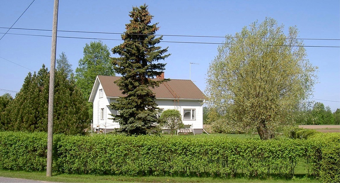 Här är gården fotograferad från öster år 2003.