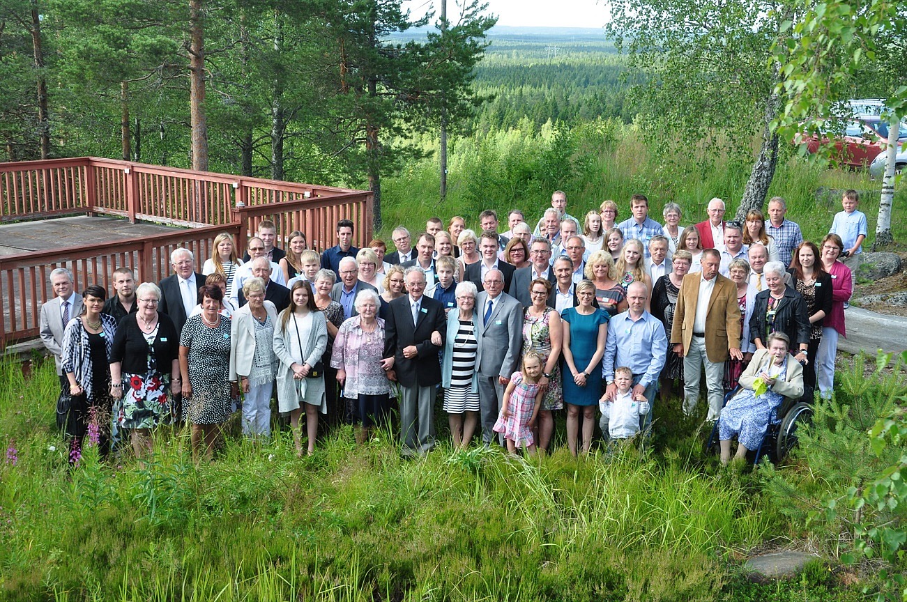 På fotot som Niklas Enlund tagit på en släktträff år 2015 så ser vi en stor del av Johans och Idas ättlingar.