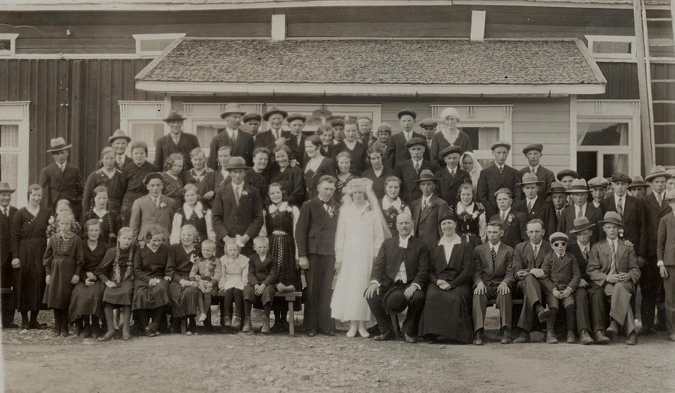År 1934 gifte sig Julia Lillkull med Bertel Långfors från Klemetsändan. Här är folket samlade på gården där ”Pelas”. 
