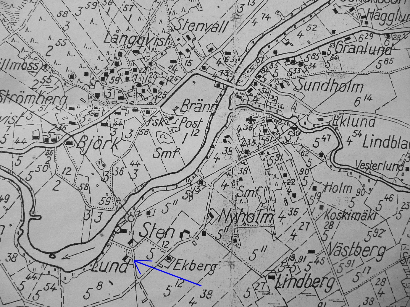 På sockenkartan från 1935 så ser vi att huset var vackert beläget nära Lappfjärds å i närheten av Viktor Nylunds såg- och elkraftverk. 